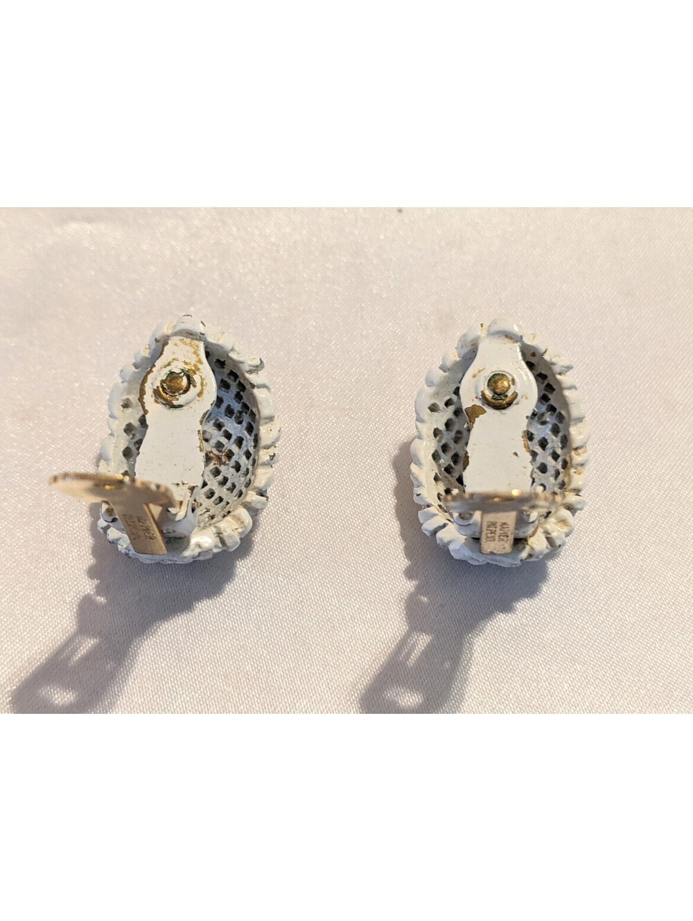 RARE Vintage Napier White Enamel Over Gold Tone Metal Basket Weave Clip Earrings - Picture 7 of 7